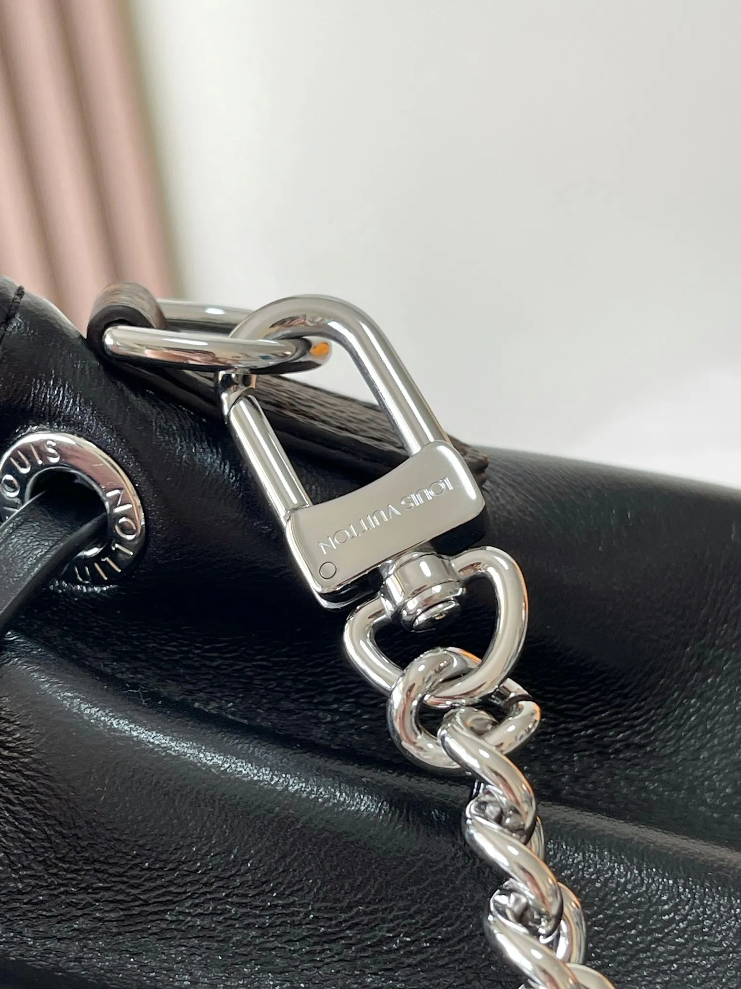 💰2700 [Special grade MB chip version original leather] This Montsouris small backpack is made of shiny sheepskin Model: M12587 black dynamic chip version Material: A-grade all-steel hardware, imported original fabric Packaging: full set of original duty-free MB packaging Size: 28*30*18CM
