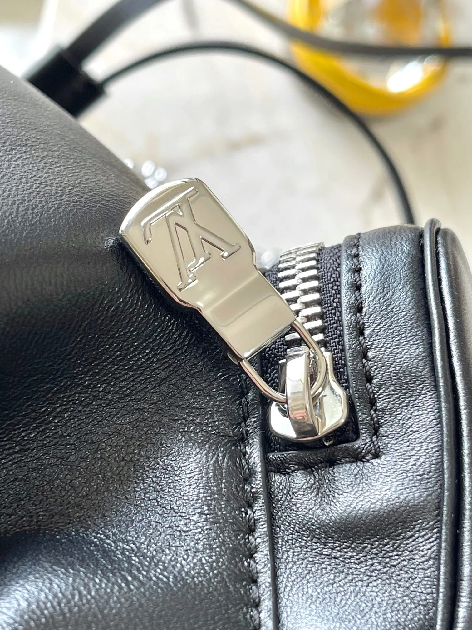 💰2700 [Special grade MB chip version original leather] This Montsouris small backpack is made of shiny sheepskin Model: M12587 black dynamic chip version Material: A-grade all-steel hardware, imported original fabric Packaging: full set of original duty-free MB packaging Size: 28*30*18CM