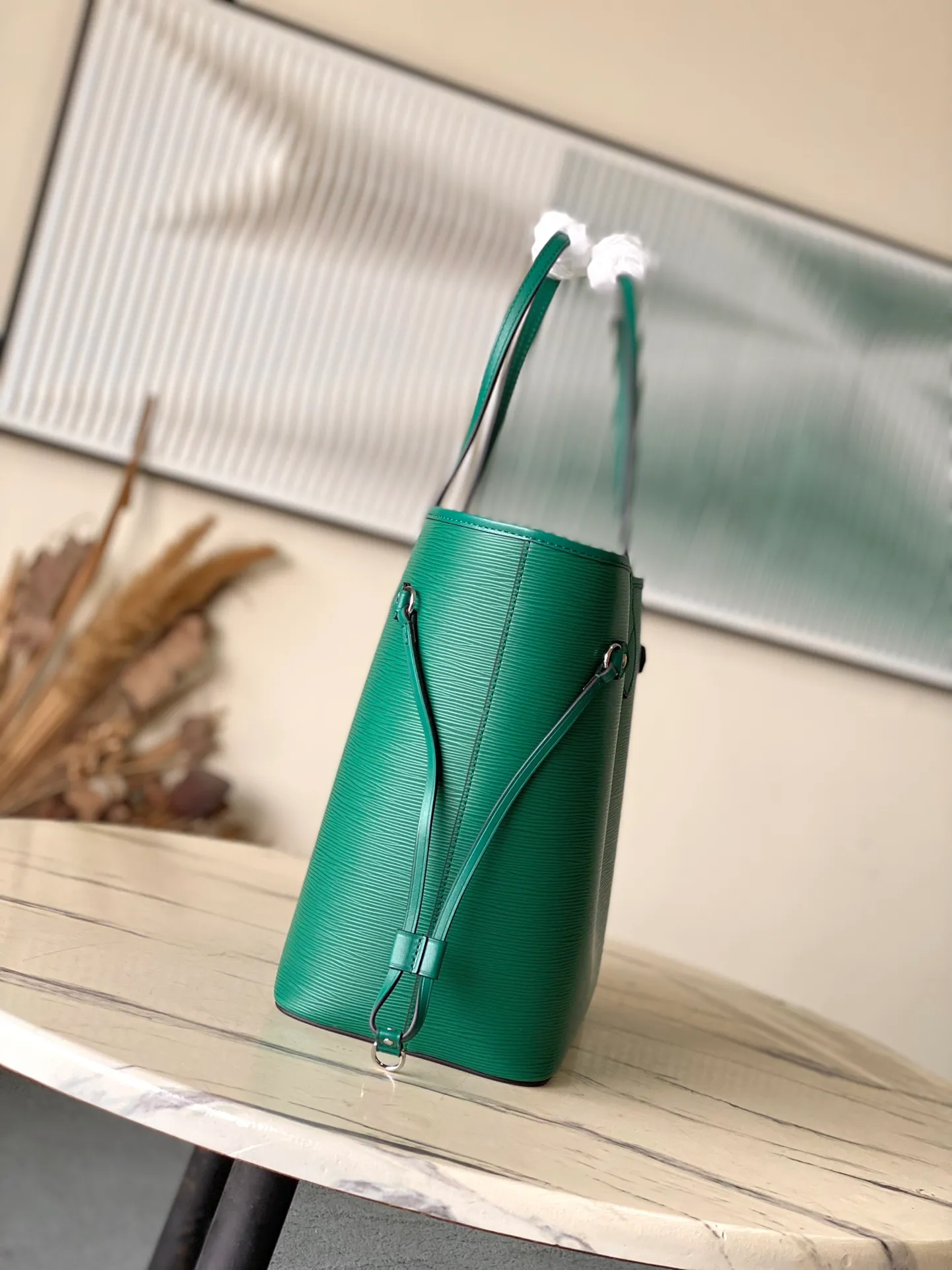 💰1320 (First-Grade Leather) Top Original M12195 Green This classic Neverfull MM handbag combines timeless design and traditional details, making it very suitable for carrying to work and other occasions. The new version is made from signature Epi leather and has adjustable elastic straps on both sides to create a tight silhouette. The interior of the bag is spacious enough to store a 13-inch laptop, and the detachable zippered storage bag can be used as a clutch or as an extra pocket to store valuables. Dimensions: 31 x 28 x 14 cm (length x height x width)