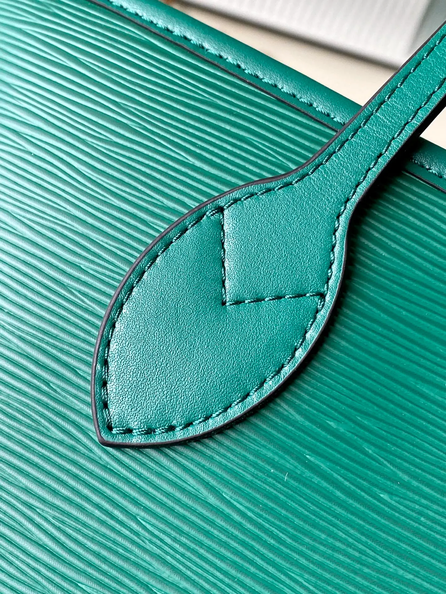 💰1320 (First-Grade Leather) Top Original M12195 Green This classic Neverfull MM handbag combines timeless design and traditional details, making it very suitable for carrying to work and other occasions. The new version is made from signature Epi leather and has adjustable elastic straps on both sides to create a tight silhouette. The interior of the bag is spacious enough to store a 13-inch laptop, and the detachable zippered storage bag can be used as a clutch or as an extra pocket to store valuables. Dimensions: 31 x 28 x 14 cm (length x height x width)