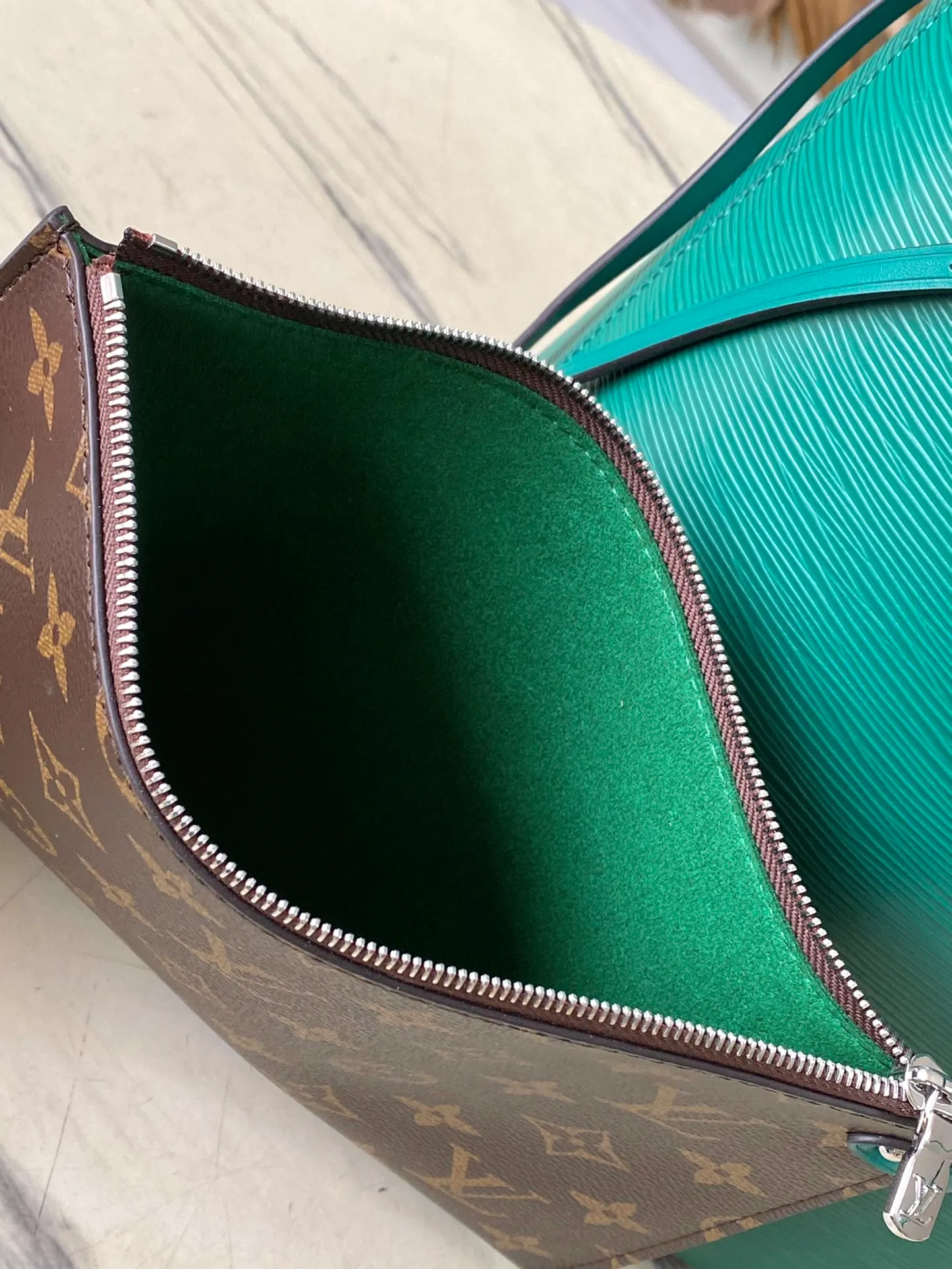 💰1320 (First-Grade Leather) Top Original M12195 Green This classic Neverfull MM handbag combines timeless design and traditional details, making it very suitable for carrying to work and other occasions. The new version is made from signature Epi leather and has adjustable elastic straps on both sides to create a tight silhouette. The interior of the bag is spacious enough to store a 13-inch laptop, and the detachable zippered storage bag can be used as a clutch or as an extra pocket to store valuables. Dimensions: 31 x 28 x 14 cm (length x height x width)