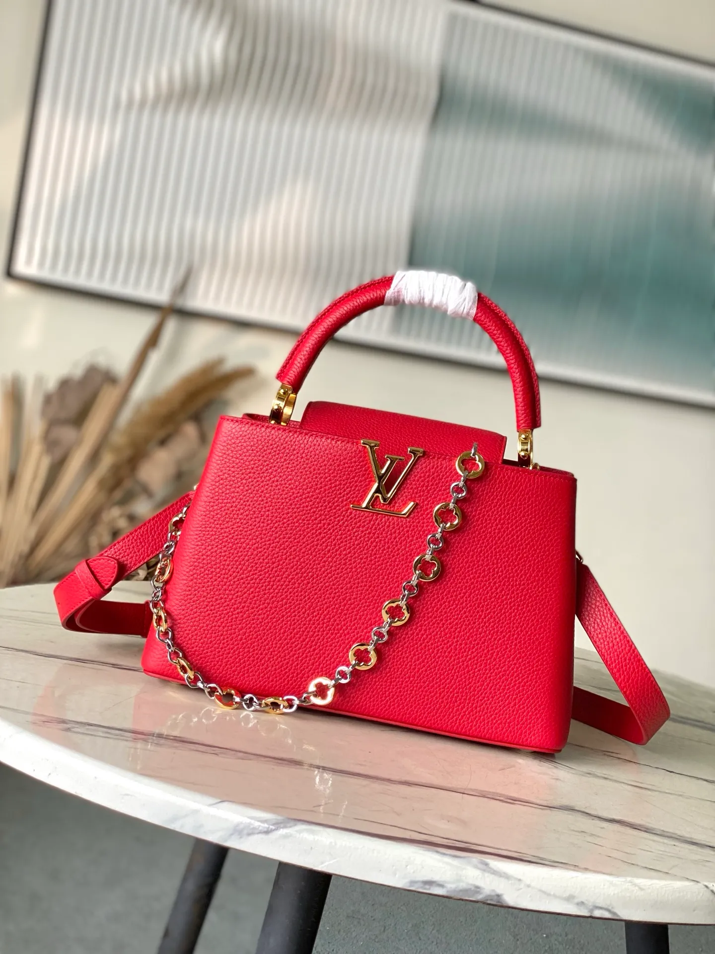 💰2480 "Special Grade Original Leather" M12935 Red Medium This Capucines medium handbag is from the Chain On You series. It uses Taurillon cow leather to focus on the brand's ingenuity and sophisticated craftsmanship. The jewelry-style double-plated chain is embellished with Monogram flowers, and the rounded LV letters and metal parts add elegant touches. Whether worn cross-body, hand-carried or shoulder-carried, it can display elegant style. Dimensions: 31.5 × 20 × 11 cm