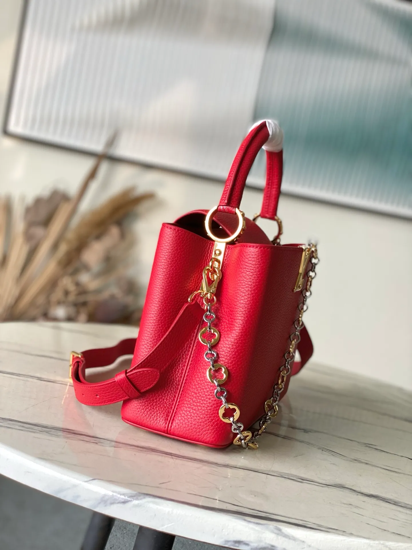 💰2480 "Special Grade Original Leather" M12935 Red Medium This Capucines medium handbag is from the Chain On You series. It uses Taurillon cow leather to focus on the brand's ingenuity and sophisticated craftsmanship. The jewelry-style double-plated chain is embellished with Monogram flowers, and the rounded LV letters and metal parts add elegant touches. Whether worn cross-body, hand-carried or shoulder-carried, it can display elegant style. Dimensions: 31.5 × 20 × 11 cm