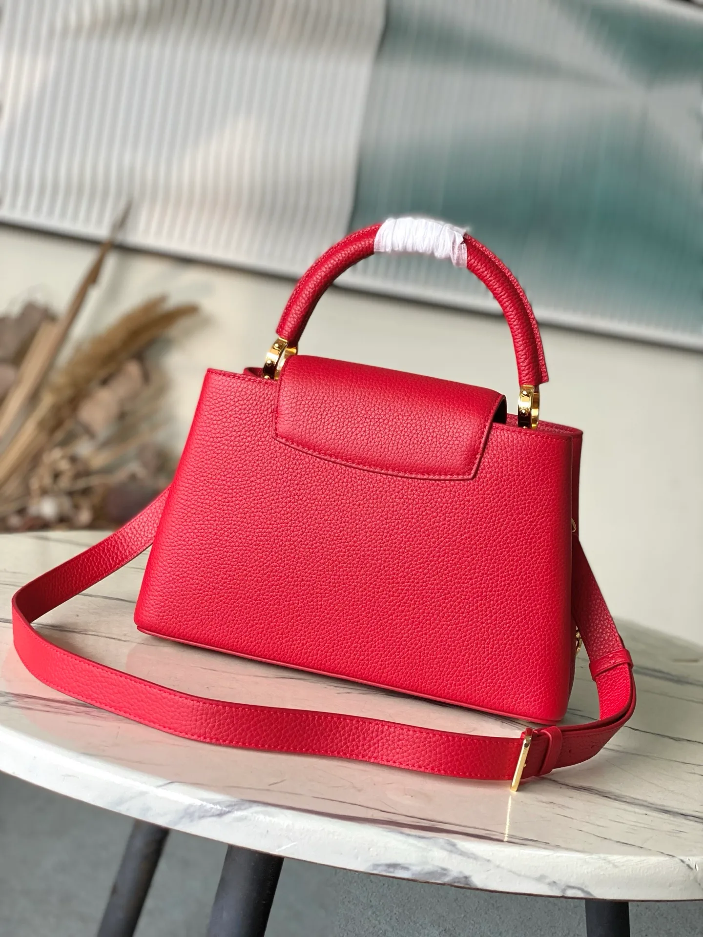💰2480 "Special Grade Original Leather" M12935 Red Medium This Capucines medium handbag is from the Chain On You series. It uses Taurillon cow leather to focus on the brand's ingenuity and sophisticated craftsmanship. The jewelry-style double-plated chain is embellished with Monogram flowers, and the rounded LV letters and metal parts add elegant touches. Whether worn cross-body, hand-carried or shoulder-carried, it can display elegant style. Dimensions: 31.5 × 20 × 11 cm