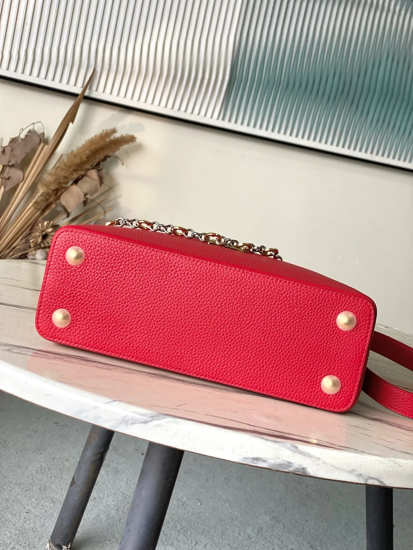 💰2480 "Special Grade Original Leather" M12935 Red Medium This Capucines medium handbag is from the Chain On You series. It uses Taurillon cow leather to focus on the brand's ingenuity and sophisticated craftsmanship. The jewelry-style double-plated chain is embellished with Monogram flowers, and the rounded LV letters and metal parts add elegant touches. Whether worn cross-body, hand-carried or shoulder-carried, it can display elegant style. Dimensions: 31.5 × 20 × 11 cm