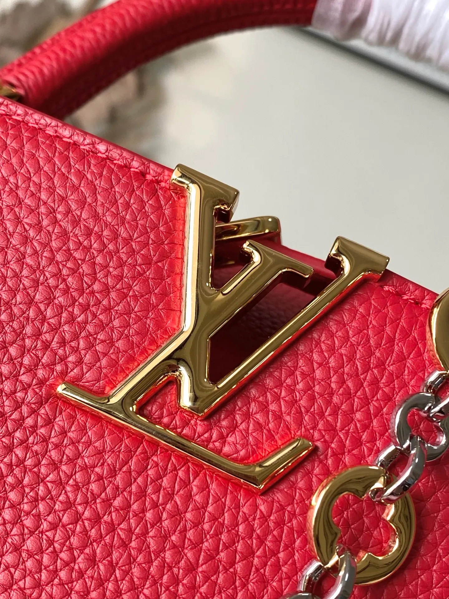💰2480 "Special Grade Original Leather" M12935 Red Medium This Capucines medium handbag is from the Chain On You series. It uses Taurillon cow leather to focus on the brand's ingenuity and sophisticated craftsmanship. The jewelry-style double-plated chain is embellished with Monogram flowers, and the rounded LV letters and metal parts add elegant touches. Whether worn cross-body, hand-carried or shoulder-carried, it can display elegant style. Dimensions: 31.5 × 20 × 11 cm