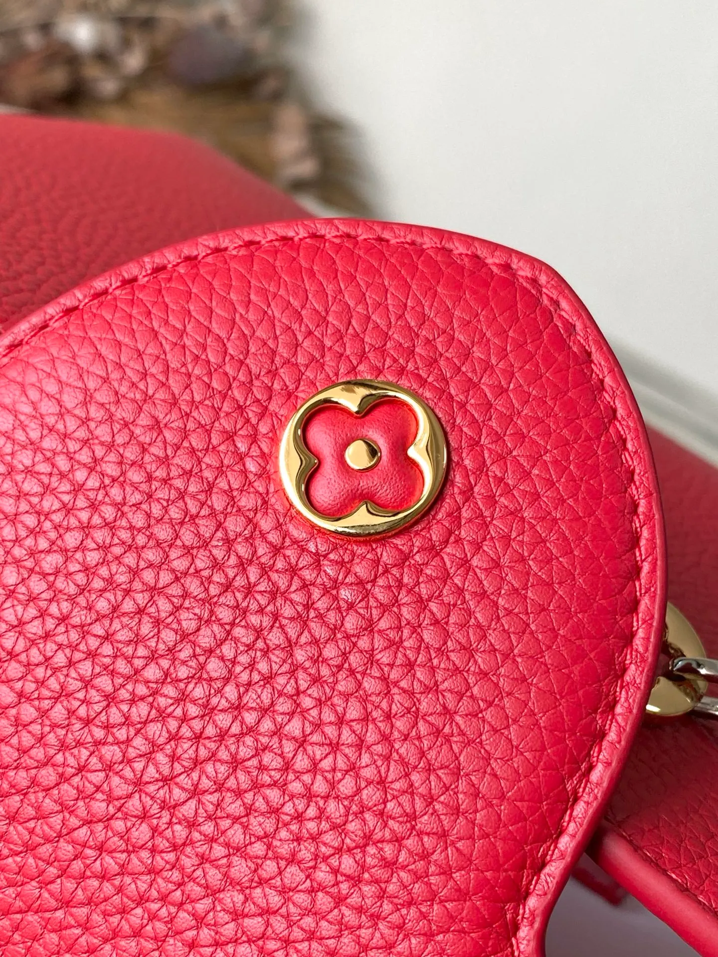 💰2480 "Special Grade Original Leather" M12935 Red Medium This Capucines medium handbag is from the Chain On You series. It uses Taurillon cow leather to focus on the brand's ingenuity and sophisticated craftsmanship. The jewelry-style double-plated chain is embellished with Monogram flowers, and the rounded LV letters and metal parts add elegant touches. Whether worn cross-body, hand-carried or shoulder-carried, it can display elegant style. Dimensions: 31.5 × 20 × 11 cm