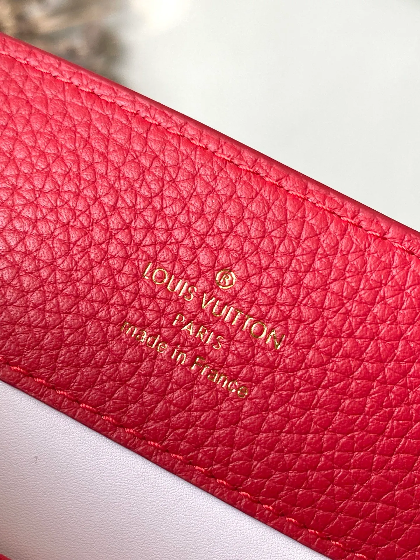 💰2480 "Special Grade Original Leather" M12935 Red Medium This Capucines medium handbag is from the Chain On You series. It uses Taurillon cow leather to focus on the brand's ingenuity and sophisticated craftsmanship. The jewelry-style double-plated chain is embellished with Monogram flowers, and the rounded LV letters and metal parts add elegant touches. Whether worn cross-body, hand-carried or shoulder-carried, it can display elegant style. Dimensions: 31.5 × 20 × 11 cm