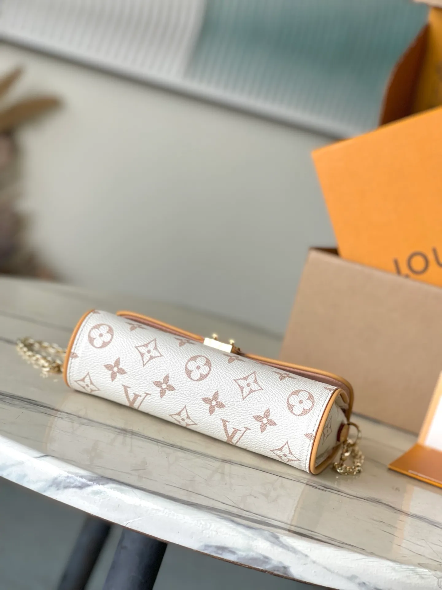 💰800 Top Original Order M26583 This Pochette Camille handbag is covered in Monogram Dune canvas, paying tribute to the original design launched by Louis Vuitton in the 2000 spring and summer show with a trendy style. The cowhide leather trim is infused with elegant touches, and the detachable chain complements the dazzling S-Lock buckle. It can be worn cross-body, shoulder or hand-held. Dimensions: 20.5 × 11 × 6 cm