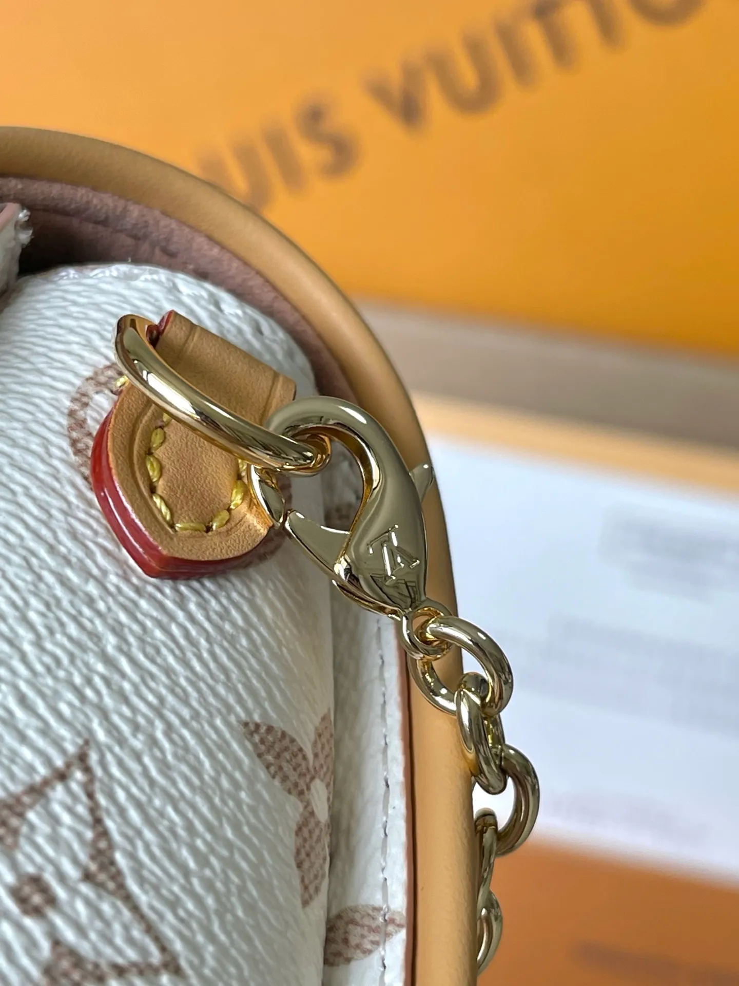 💰800 Top Original Order M26583 This Pochette Camille handbag is covered in Monogram Dune canvas, paying tribute to the original design launched by Louis Vuitton in the 2000 spring and summer show with a trendy style. The cowhide leather trim is infused with elegant touches, and the detachable chain complements the dazzling S-Lock buckle. It can be worn cross-body, shoulder or hand-held. Dimensions: 20.5 × 11 × 6 cm