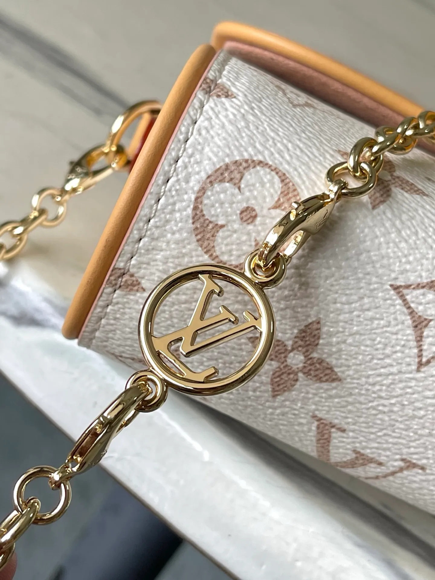 💰800 Top Original Order M26583 This Pochette Camille handbag is covered in Monogram Dune canvas, paying tribute to the original design launched by Louis Vuitton in the 2000 spring and summer show with a trendy style. The cowhide leather trim is infused with elegant touches, and the detachable chain complements the dazzling S-Lock buckle. It can be worn cross-body, shoulder or hand-held. Dimensions: 20.5 × 11 × 6 cm