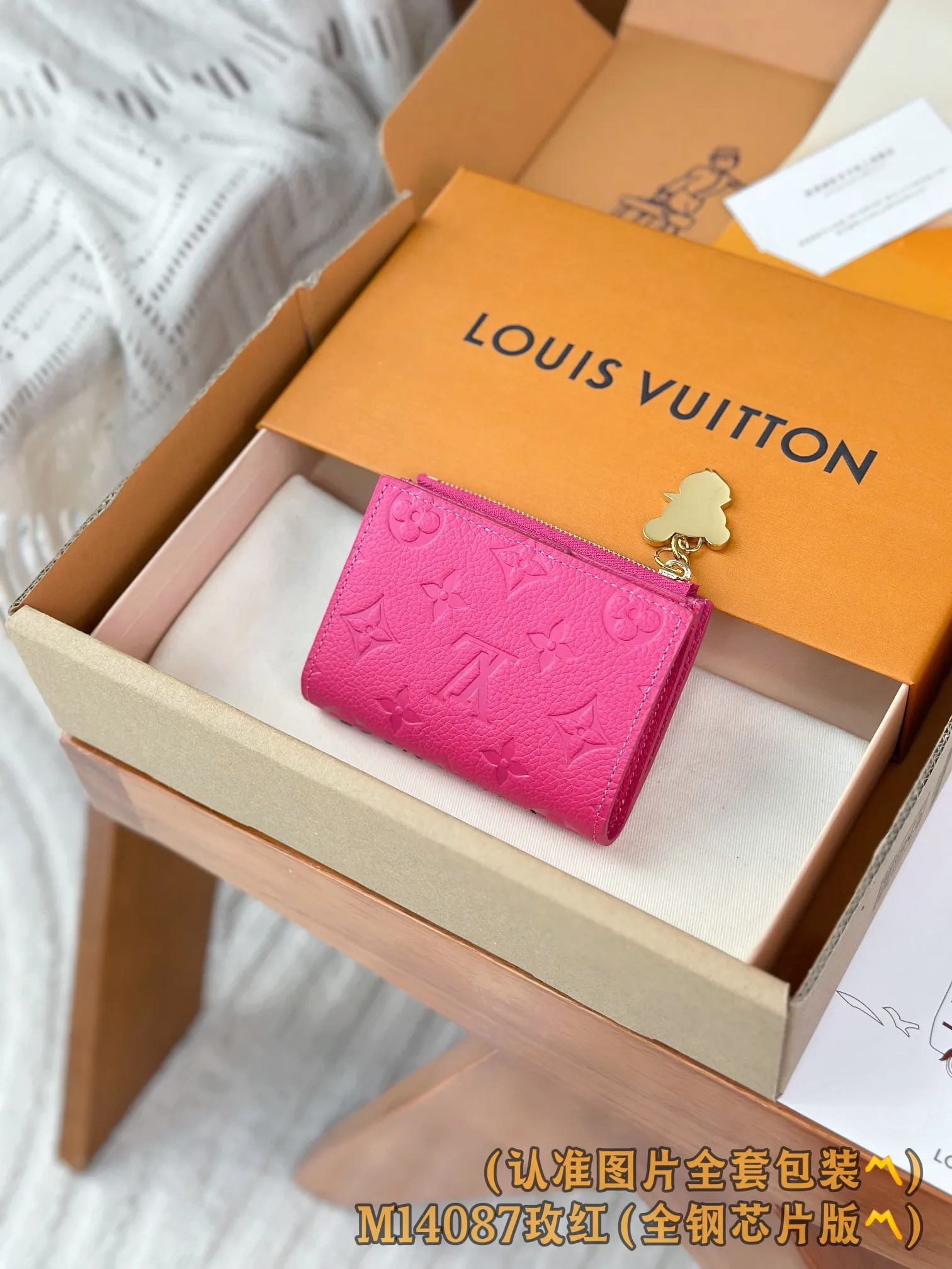 💰720 [Authentic Grade] [Special Grade MB High Elastic Fabric] M14087 Rose Red (〽️A Grade Full Steel Version〽️) Personalized Customization! Transcoding chip, LV x TM Lisa money, this daily essential Lisa wallet is compact and practical in design, with a zippered coin purse, a banknote compartment and multiple business card compartments. The style uses the brand's elegant Monogram Empreinte leather with the new fresh colors of the Louis Vuitton x Murakami series, and the colorful Monogram pattern adds perfect embellishment to the inner layer. The wallet is embellished with a gold panda-shaped zipper puller, giving the zipper a lively and unique personality.  9 x 11.5 x 1.5 cm (length x height x width)