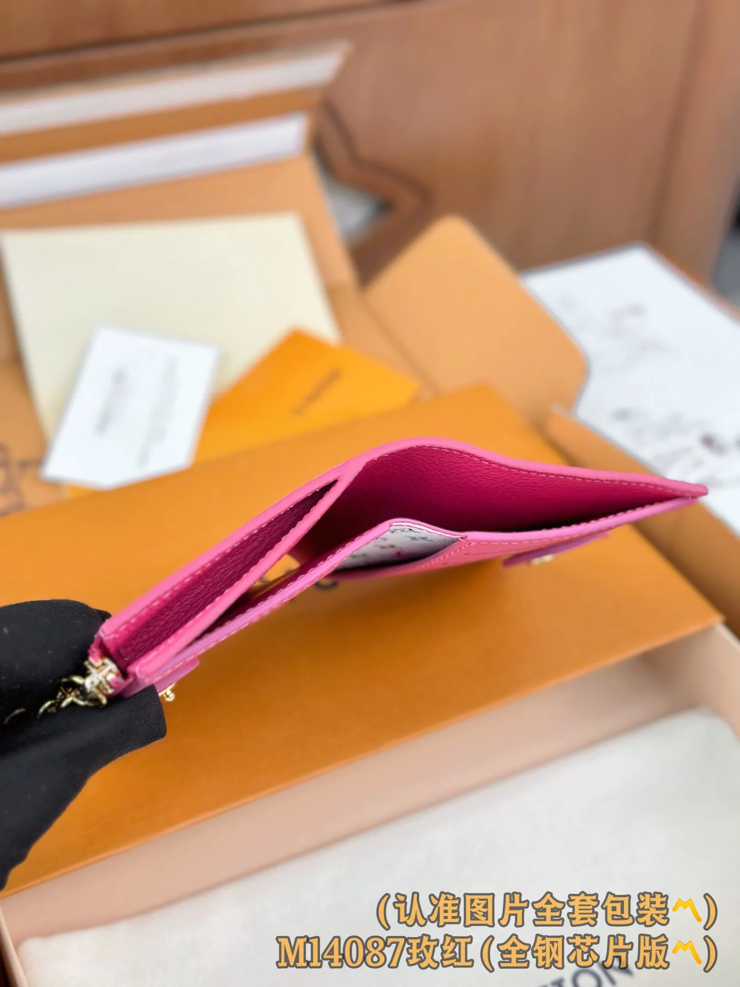 💰720 [Authentic Grade] [Special Grade MB High Elastic Fabric] M14087 Rose Red (〽️A Grade Full Steel Version〽️) Personalized Customization! Transcoding chip, LV x TM Lisa money, this daily essential Lisa wallet is compact and practical in design, with a zippered coin purse, a banknote compartment and multiple business card compartments. The style uses the brand's elegant Monogram Empreinte leather with the new fresh colors of the Louis Vuitton x Murakami series, and the colorful Monogram pattern adds perfect embellishment to the inner layer. The wallet is embellished with a gold panda-shaped zipper puller, giving the zipper a lively and unique personality.  9 x 11.5 x 1.5 cm (length x height x width)