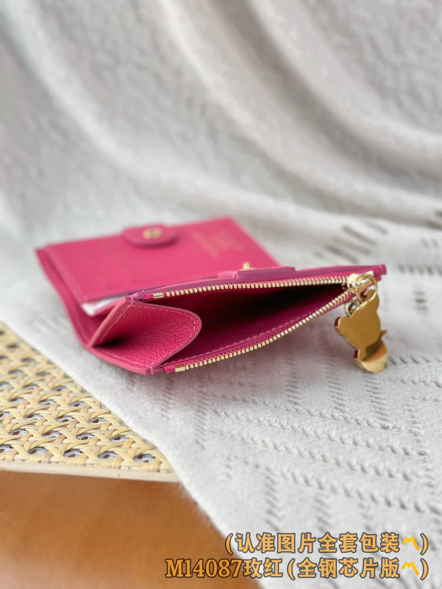 💰720 [Authentic Grade] [Special Grade MB High Elastic Fabric] M14087 Rose Red (〽️A Grade Full Steel Version〽️) Personalized Customization! Transcoding chip, LV x TM Lisa money, this daily essential Lisa wallet is compact and practical in design, with a zippered coin purse, a banknote compartment and multiple business card compartments. The style uses the brand's elegant Monogram Empreinte leather with the new fresh colors of the Louis Vuitton x Murakami series, and the colorful Monogram pattern adds perfect embellishment to the inner layer. The wallet is embellished with a gold panda-shaped zipper puller, giving the zipper a lively and unique personality.  9 x 11.5 x 1.5 cm (length x height x width)