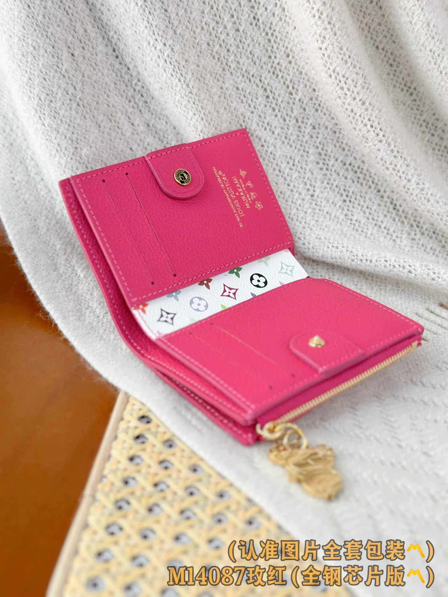 💰720 [Authentic Grade] [Special Grade MB High Elastic Fabric] M14087 Rose Red (〽️A Grade Full Steel Version〽️) Personalized Customization! Transcoding chip, LV x TM Lisa money, this daily essential Lisa wallet is compact and practical in design, with a zippered coin purse, a banknote compartment and multiple business card compartments. The style uses the brand's elegant Monogram Empreinte leather with the new fresh colors of the Louis Vuitton x Murakami series, and the colorful Monogram pattern adds perfect embellishment to the inner layer. The wallet is embellished with a gold panda-shaped zipper puller, giving the zipper a lively and unique personality.  9 x 11.5 x 1.5 cm (length x height x width)