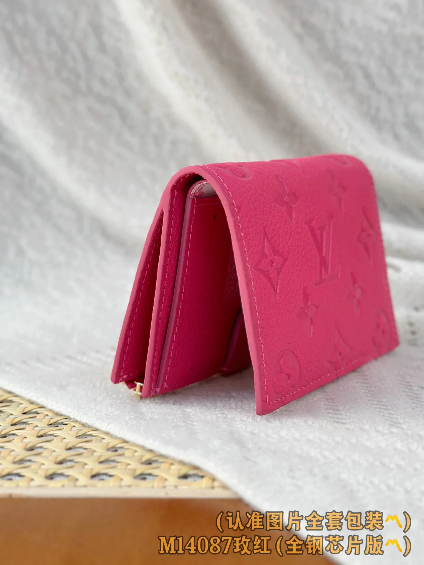💰720 [Authentic Grade] [Special Grade MB High Elastic Fabric] M14087 Rose Red (〽️A Grade Full Steel Version〽️) Personalized Customization! Transcoding chip, LV x TM Lisa money, this daily essential Lisa wallet is compact and practical in design, with a zippered coin purse, a banknote compartment and multiple business card compartments. The style uses the brand's elegant Monogram Empreinte leather with the new fresh colors of the Louis Vuitton x Murakami series, and the colorful Monogram pattern adds perfect embellishment to the inner layer. The wallet is embellished with a gold panda-shaped zipper puller, giving the zipper a lively and unique personality.  9 x 11.5 x 1.5 cm (length x height x width)