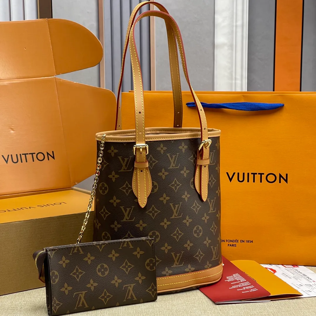 [Upgraded Version] P500💰Upgraded Version L Home Second-hand Bucket Bag Presbyopia Bucket The classic yellow leather is eye-catching 〰️ Comes with a full set of packaging Search🔍Lv Bucket Bag LV second-hand small bucket must be the first choice in the list. I have always wanted to enter the middle-aged bag. This bag can be used with eyes closed. It is versatile and durable. The capacity is very good. It can hold all mobile phone power bank, sunscreen and sun umbrella. It is definitely a very frequently used bag in the bag. Size 23*30