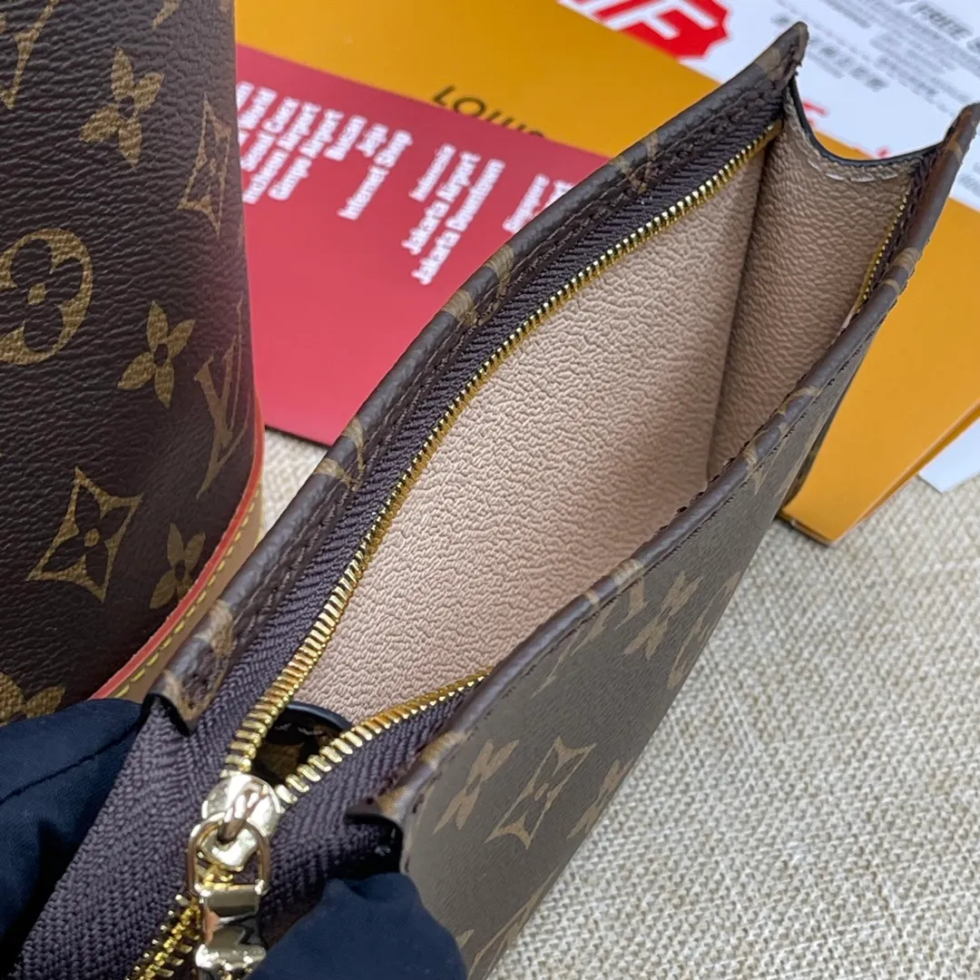 [Upgraded Version] P500💰Upgraded Version L Home Second-hand Bucket Bag Presbyopia Bucket The classic yellow leather is eye-catching 〰️ Comes with a full set of packaging Search🔍Lv Bucket Bag LV second-hand small bucket must be the first choice in the list. I have always wanted to enter the middle-aged bag. This bag can be used with eyes closed. It is versatile and durable. The capacity is very good. It can hold all mobile phone power bank, sunscreen and sun umbrella. It is definitely a very frequently used bag in the bag. Size 23*30