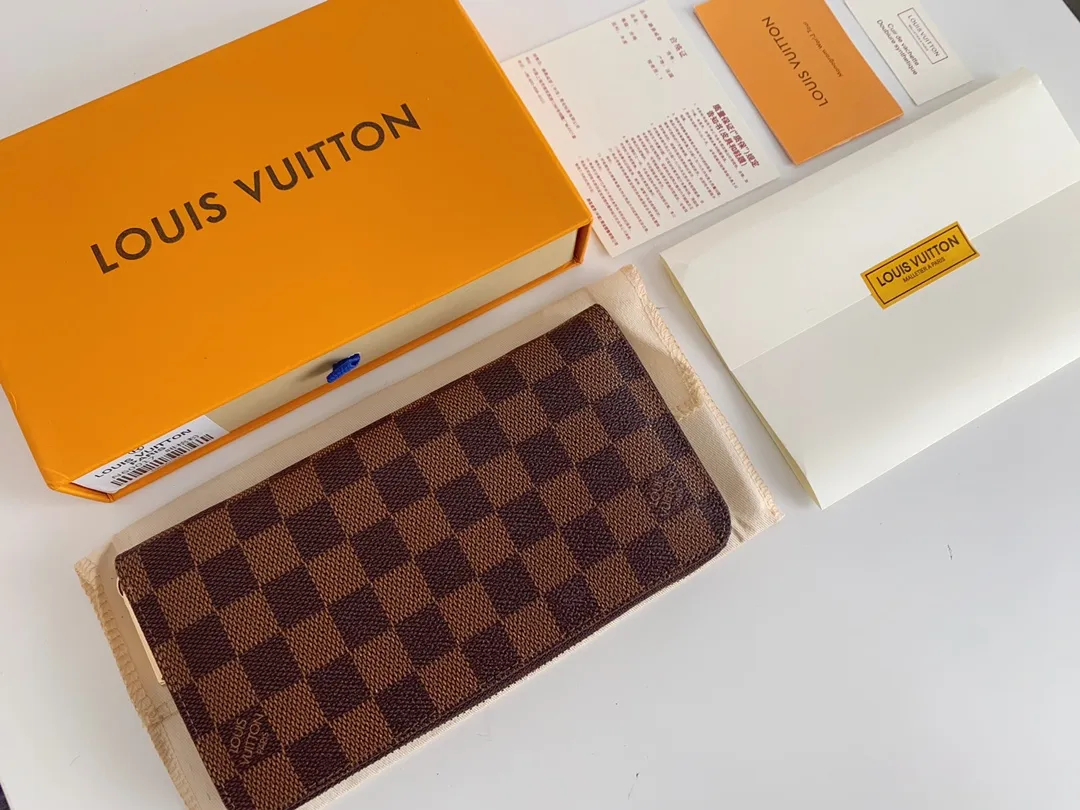 💰100 💎M60017 inner color ❤️ Brown powder ZIPPY zipper wallet. The Zippy wallet pays homage to Louis Vuitton's heritage of travel and trunk making, with a travel-style patch and Louis Vuitton logo. With its compact interior and simple design, this wallet is ideal for everyday use. Model M60017. Size: 19x10.