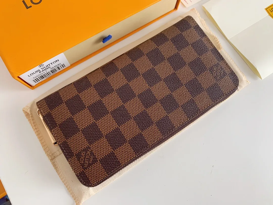 💰100 💎M60017 inner color ❤️ Brown powder ZIPPY zipper wallet. The Zippy wallet pays homage to Louis Vuitton's heritage of travel and trunk making, with a travel-style patch and Louis Vuitton logo. With its compact interior and simple design, this wallet is ideal for everyday use. Model M60017. Size: 19x10.