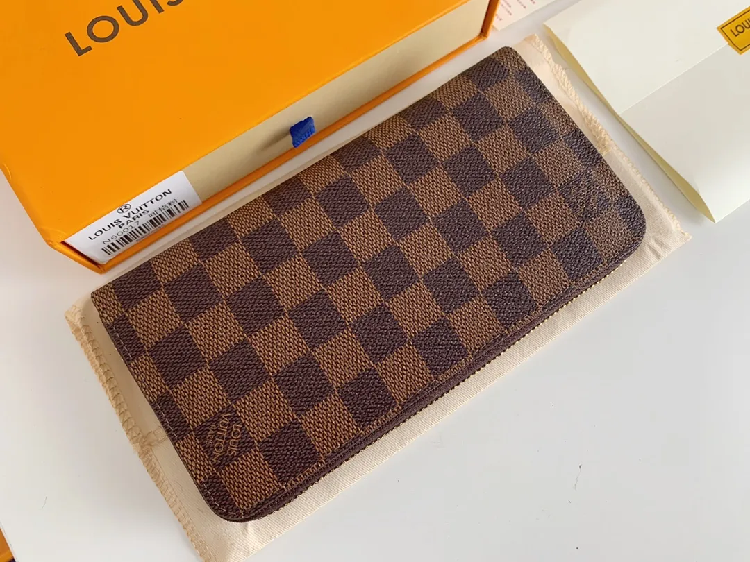 💰100 💎M60017 inner color ❤️ Brown powder ZIPPY zipper wallet. The Zippy wallet pays homage to Louis Vuitton's heritage of travel and trunk making, with a travel-style patch and Louis Vuitton logo. With its compact interior and simple design, this wallet is ideal for everyday use. Model M60017. Size: 19x10.