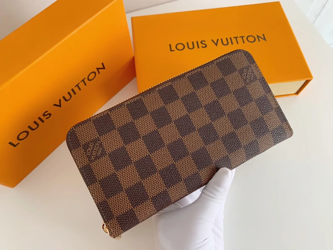 💰100 💎M60017 inner color ❤️ Brown powder ZIPPY zipper wallet. The Zippy wallet pays homage to Louis Vuitton's heritage of travel and trunk making, with a travel-style patch and Louis Vuitton logo. With its compact interior and simple design, this wallet is ideal for everyday use. Model M60017. Size: 19x10.