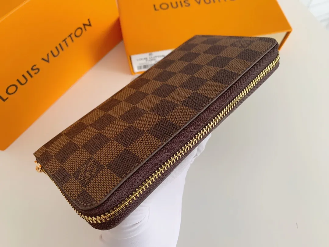 💰100 💎M60017 inner color ❤️ Brown powder ZIPPY zipper wallet. The Zippy wallet pays homage to Louis Vuitton's heritage of travel and trunk making, with a travel-style patch and Louis Vuitton logo. With its compact interior and simple design, this wallet is ideal for everyday use. Model M60017. Size: 19x10.