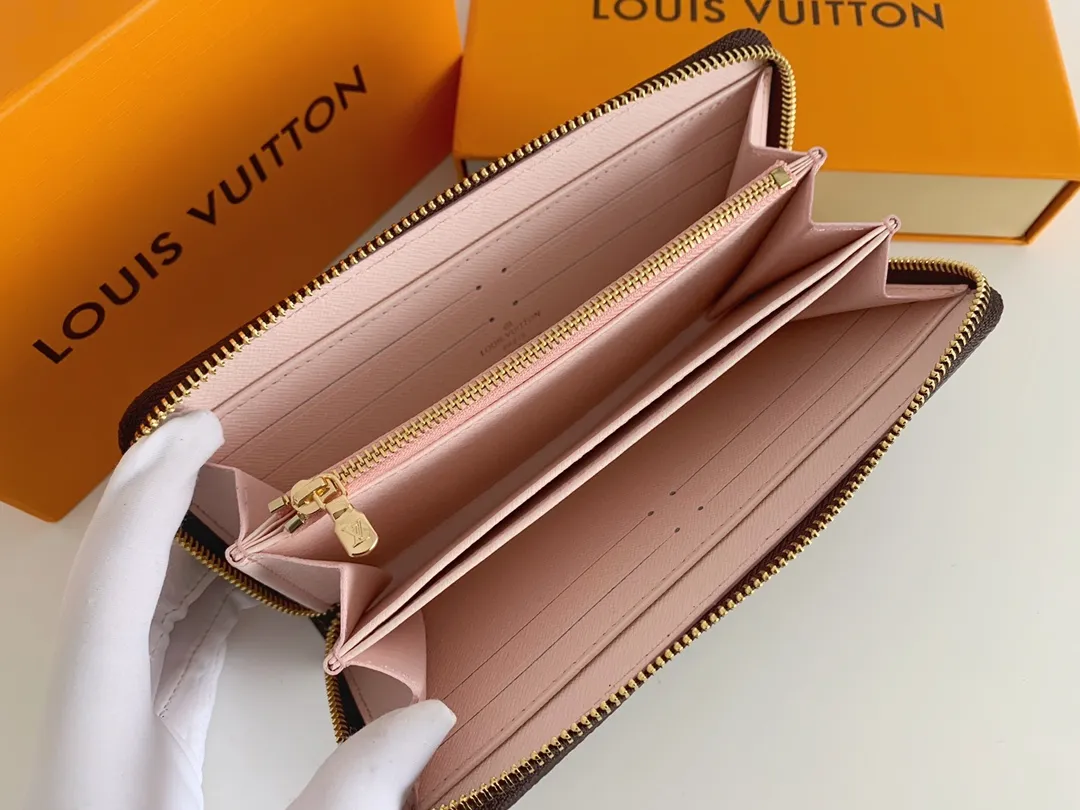 💰100 💎M60017 inner color ❤️ Brown powder ZIPPY zipper wallet. The Zippy wallet pays homage to Louis Vuitton's heritage of travel and trunk making, with a travel-style patch and Louis Vuitton logo. With its compact interior and simple design, this wallet is ideal for everyday use. Model M60017. Size: 19x10.