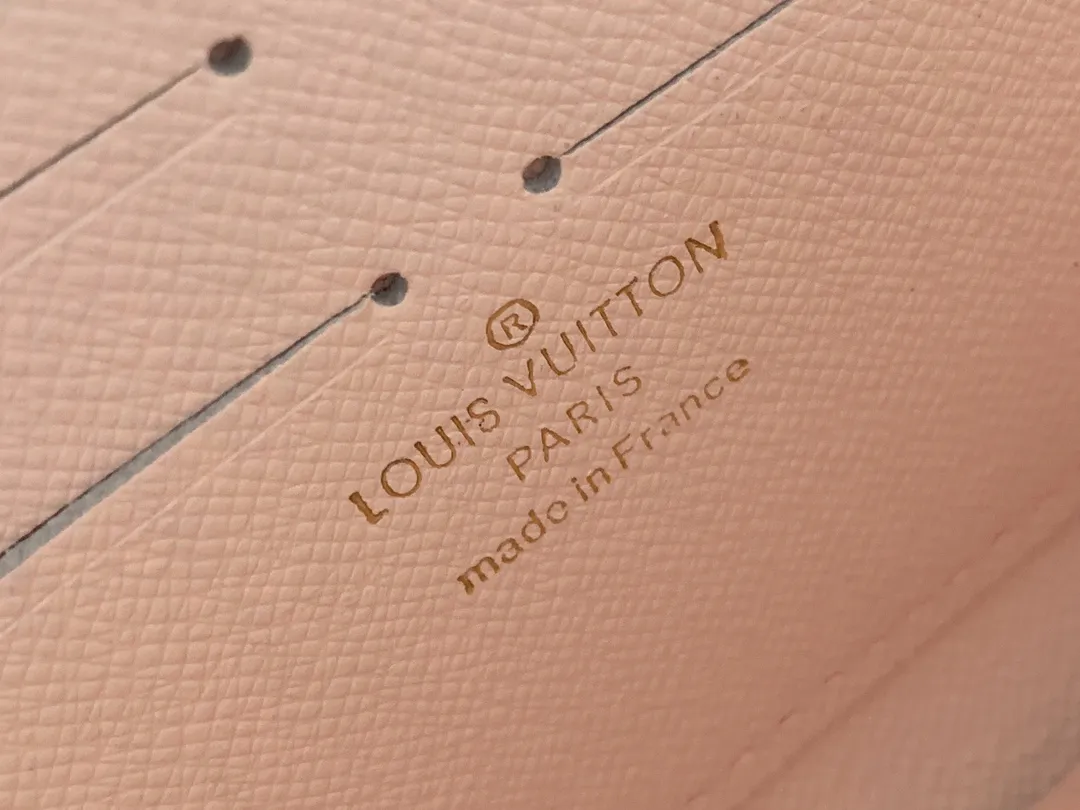💰100 💎M60017 inner color ❤️ Brown powder ZIPPY zipper wallet. The Zippy wallet pays homage to Louis Vuitton's heritage of travel and trunk making, with a travel-style patch and Louis Vuitton logo. With its compact interior and simple design, this wallet is ideal for everyday use. Model M60017. Size: 19x10.