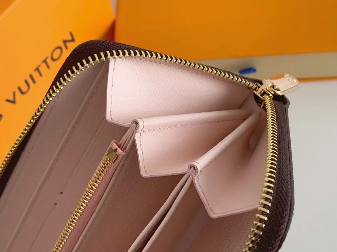 💰100 💎M60017 inner color ❤️ Brown powder ZIPPY zipper wallet. The Zippy wallet pays homage to Louis Vuitton's heritage of travel and trunk making, with a travel-style patch and Louis Vuitton logo. With its compact interior and simple design, this wallet is ideal for everyday use. Model M60017. Size: 19x10.