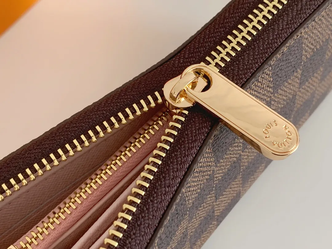 💰100 💎M60017 inner color ❤️ Brown powder ZIPPY zipper wallet. The Zippy wallet pays homage to Louis Vuitton's heritage of travel and trunk making, with a travel-style patch and Louis Vuitton logo. With its compact interior and simple design, this wallet is ideal for everyday use. Model M60017. Size: 19x10.