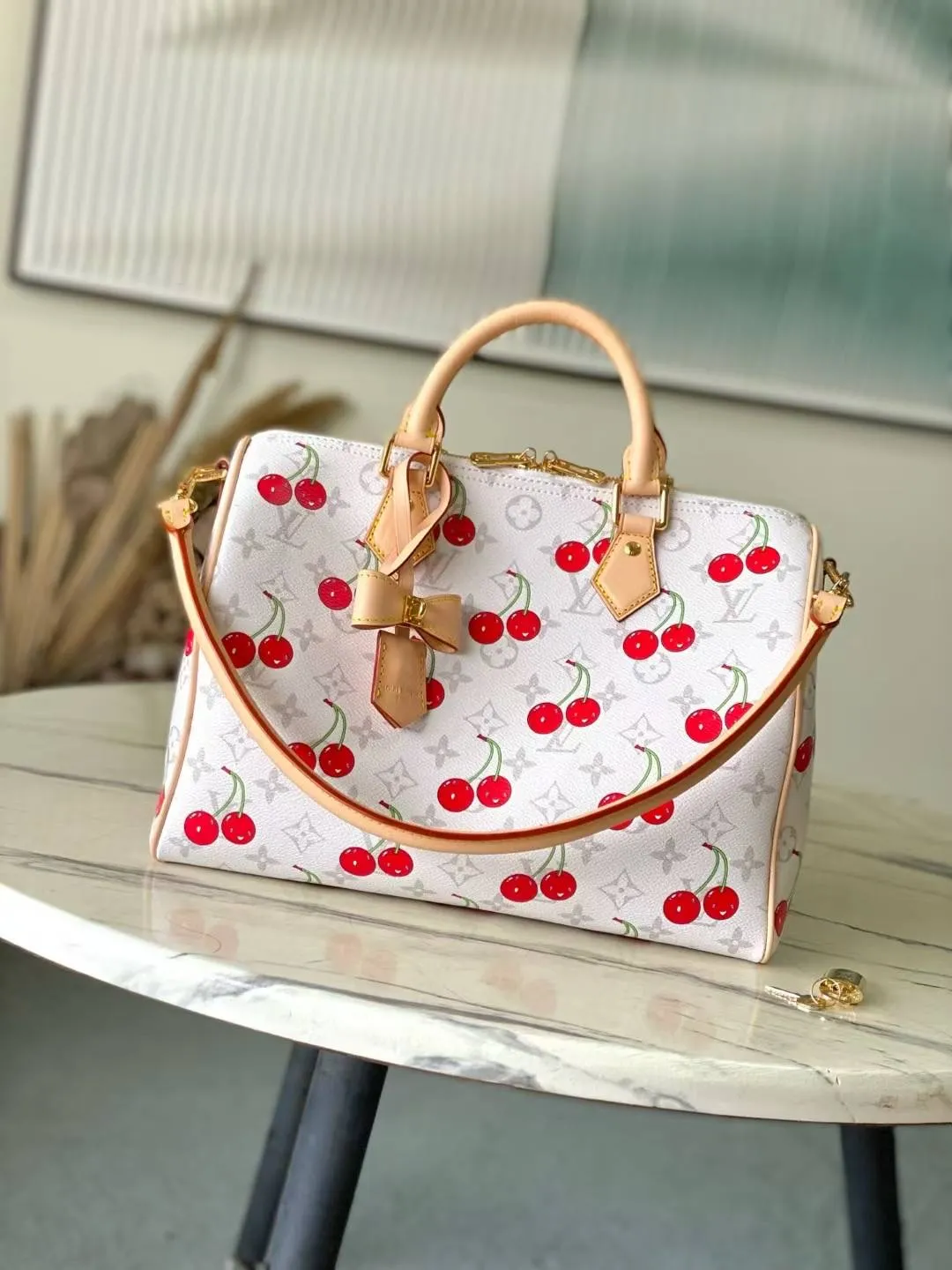 💰1180 Top original order M14238 This SpeedySoft30 handbag meets the personalized aesthetics of the Louis Vuitton×Takashi Murakami replica series. Monogram coated canvas chooses sober colors this time to highlight the passionate cherry pattern painted by Japanese artists. Denim fabric constructs the inner layer, the Toron top handle and the detachable Toron shoulder strap are both made of leather, and the bow-shaped key bag is rich in details. Dimensions: 30 × 21 × 17 cm