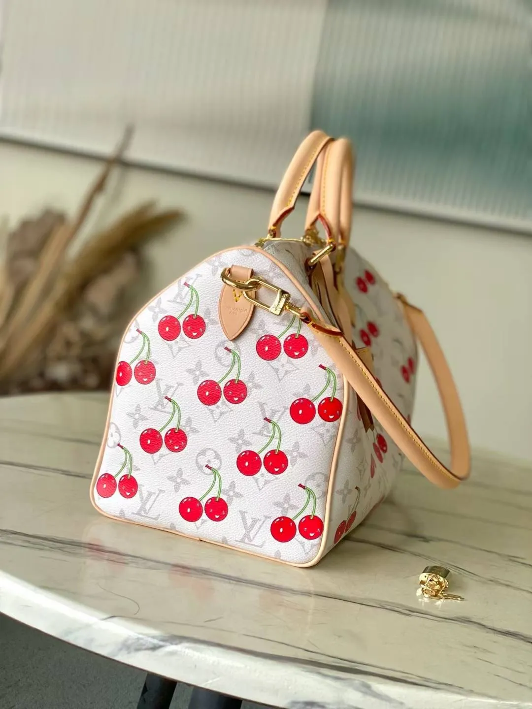 💰1180 Top original order M14238 This SpeedySoft30 handbag meets the personalized aesthetics of the Louis Vuitton×Takashi Murakami replica series. Monogram coated canvas chooses sober colors this time to highlight the passionate cherry pattern painted by Japanese artists. Denim fabric constructs the inner layer, the Toron top handle and the detachable Toron shoulder strap are both made of leather, and the bow-shaped key bag is rich in details. Dimensions: 30 × 21 × 17 cm
