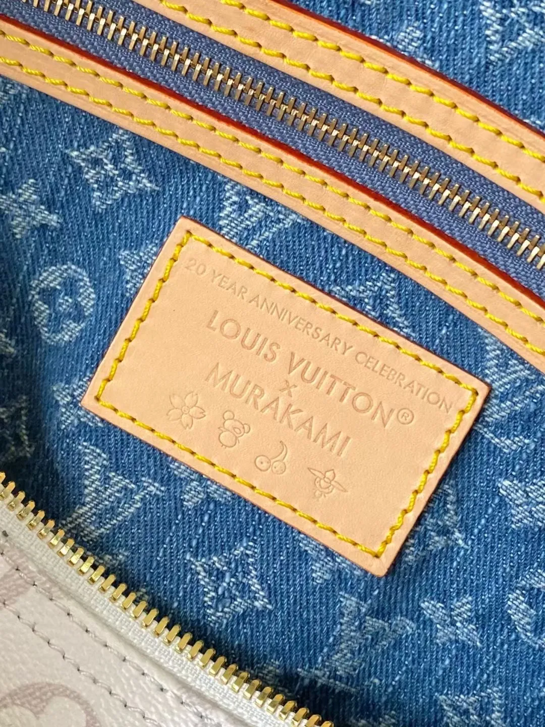 💰1180 Top original order M14238 This SpeedySoft30 handbag meets the personalized aesthetics of the Louis Vuitton×Takashi Murakami replica series. Monogram coated canvas chooses sober colors this time to highlight the passionate cherry pattern painted by Japanese artists. Denim fabric constructs the inner layer, the Toron top handle and the detachable Toron shoulder strap are both made of leather, and the bow-shaped key bag is rich in details. Dimensions: 30 × 21 × 17 cm