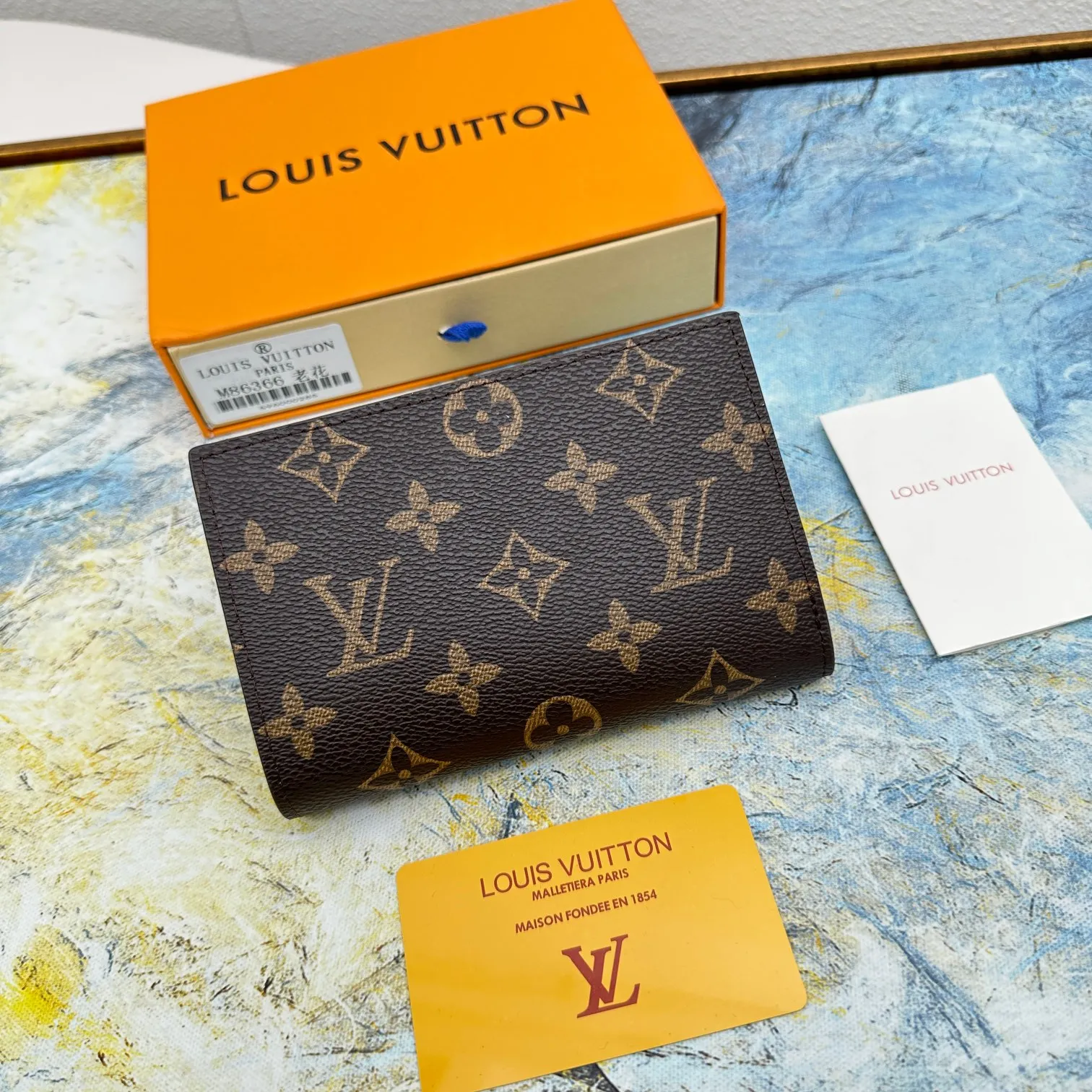 💰140 💎Top original version 🇫🇷 This multi-style plaid wallet is made of canvas and can carry credit cards, banknotes, and money. The eye-catching buckle is engraved with the Louis Vuitton signature, and the gorgeous gold-toned brass rivets add sophistication. Model: M86366 Size: 13x9cm