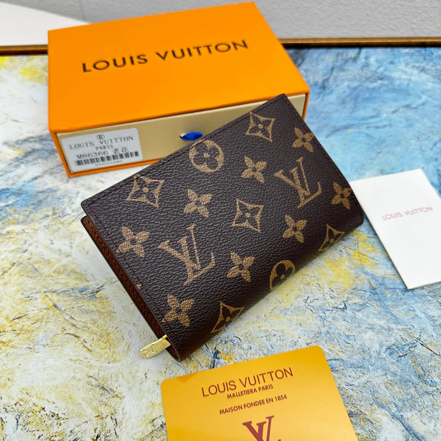 💰140 💎Top original version 🇫🇷 This multi-style plaid wallet is made of canvas and can carry credit cards, banknotes, and money. The eye-catching buckle is engraved with the Louis Vuitton signature, and the gorgeous gold-toned brass rivets add sophistication. Model: M86366 Size: 13x9cm