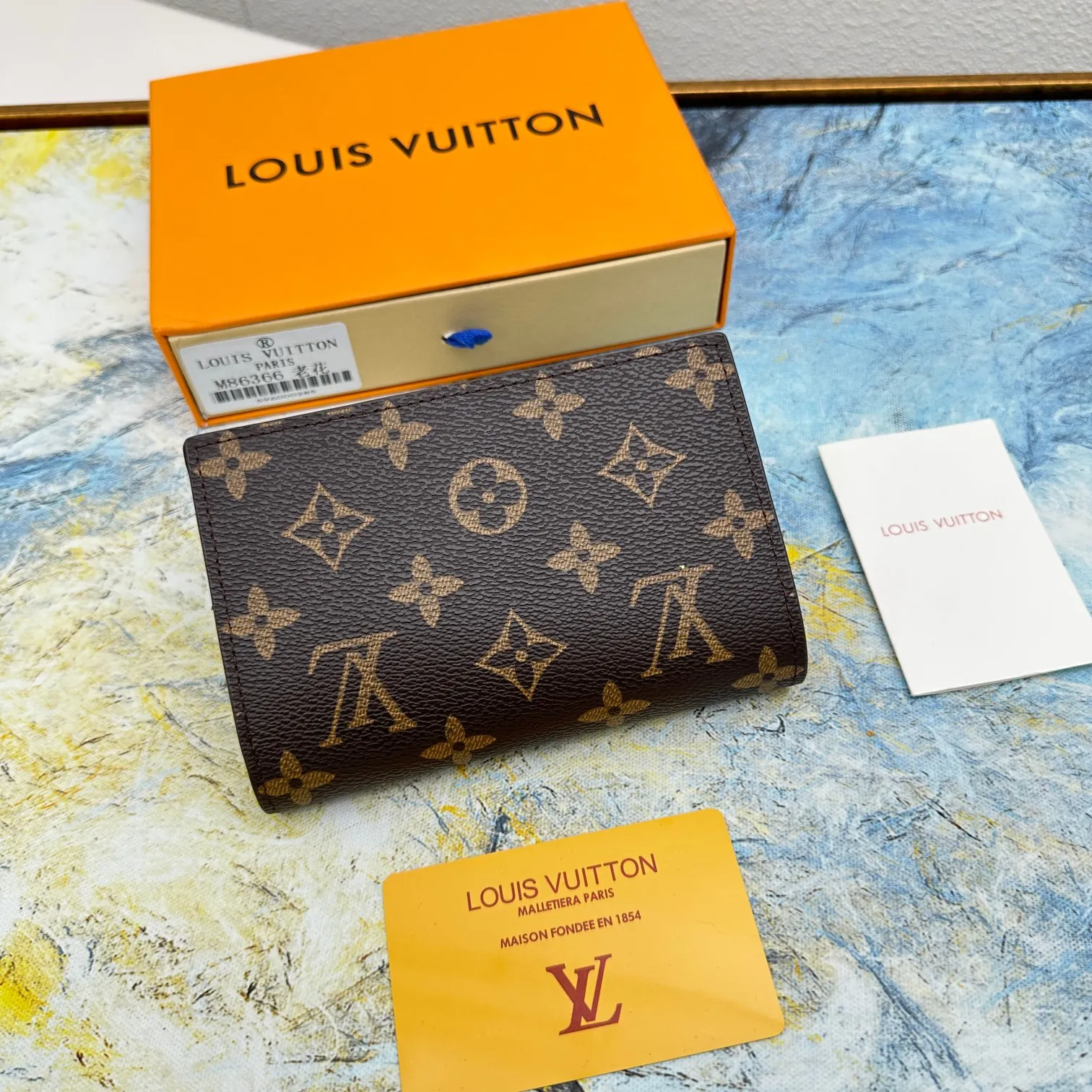 💰140 💎Top original version 🇫🇷 This multi-style plaid wallet is made of canvas and can carry credit cards, banknotes, and money. The eye-catching buckle is engraved with the Louis Vuitton signature, and the gorgeous gold-toned brass rivets add sophistication. Model: M86366 Size: 13x9cm