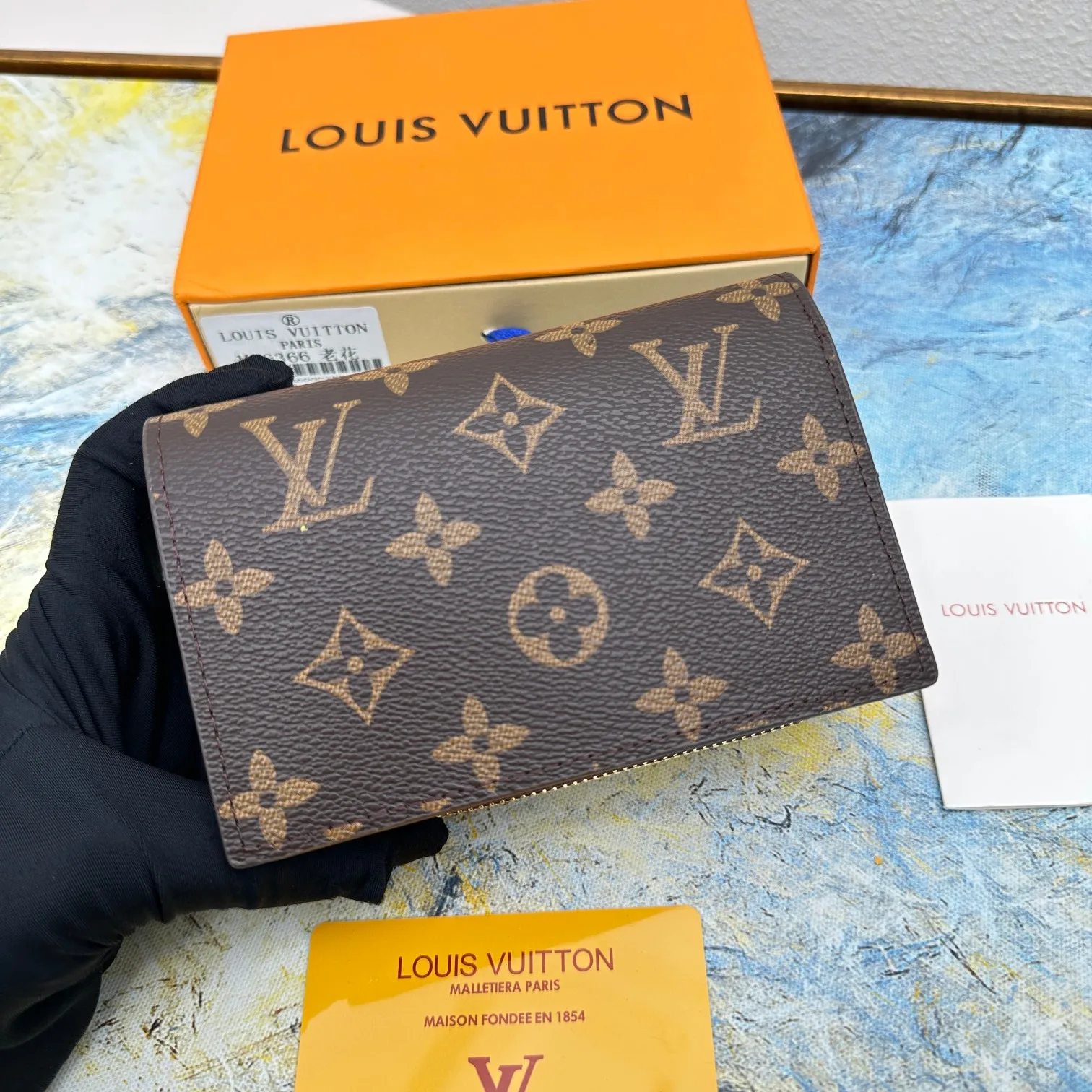 💰140 💎Top original version 🇫🇷 This multi-style plaid wallet is made of canvas and can carry credit cards, banknotes, and money. The eye-catching buckle is engraved with the Louis Vuitton signature, and the gorgeous gold-toned brass rivets add sophistication. Model: M86366 Size: 13x9cm