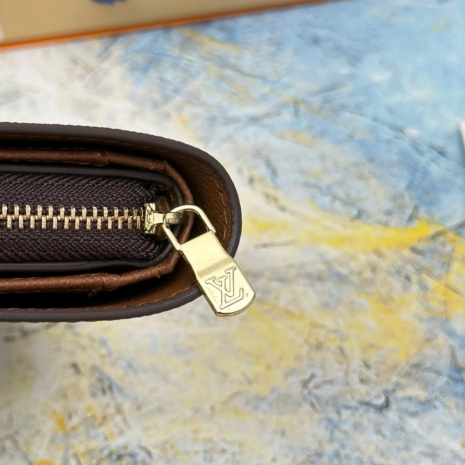 💰140 💎Top original version 🇫🇷 This multi-style plaid wallet is made of canvas and can carry credit cards, banknotes, and money. The eye-catching buckle is engraved with the Louis Vuitton signature, and the gorgeous gold-toned brass rivets add sophistication. Model: M86366 Size: 13x9cm