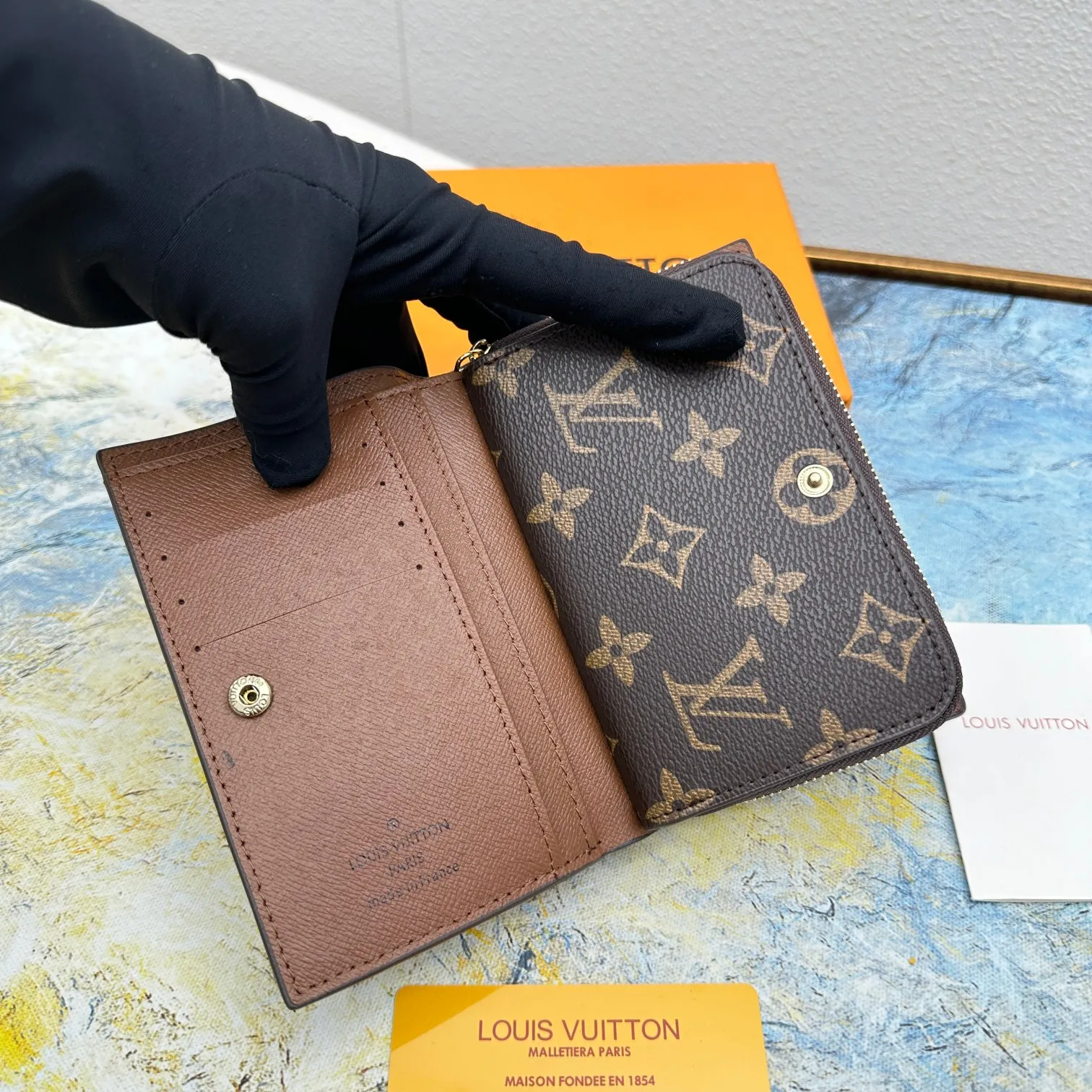 💰140 💎Top original version 🇫🇷 This multi-style plaid wallet is made of canvas and can carry credit cards, banknotes, and money. The eye-catching buckle is engraved with the Louis Vuitton signature, and the gorgeous gold-toned brass rivets add sophistication. Model: M86366 Size: 13x9cm
