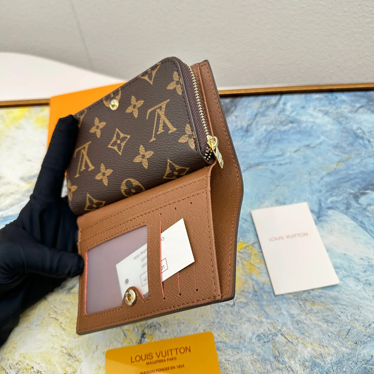 💰140 💎Top original version 🇫🇷 This multi-style plaid wallet is made of canvas and can carry credit cards, banknotes, and money. The eye-catching buckle is engraved with the Louis Vuitton signature, and the gorgeous gold-toned brass rivets add sophistication. Model: M86366 Size: 13x9cm