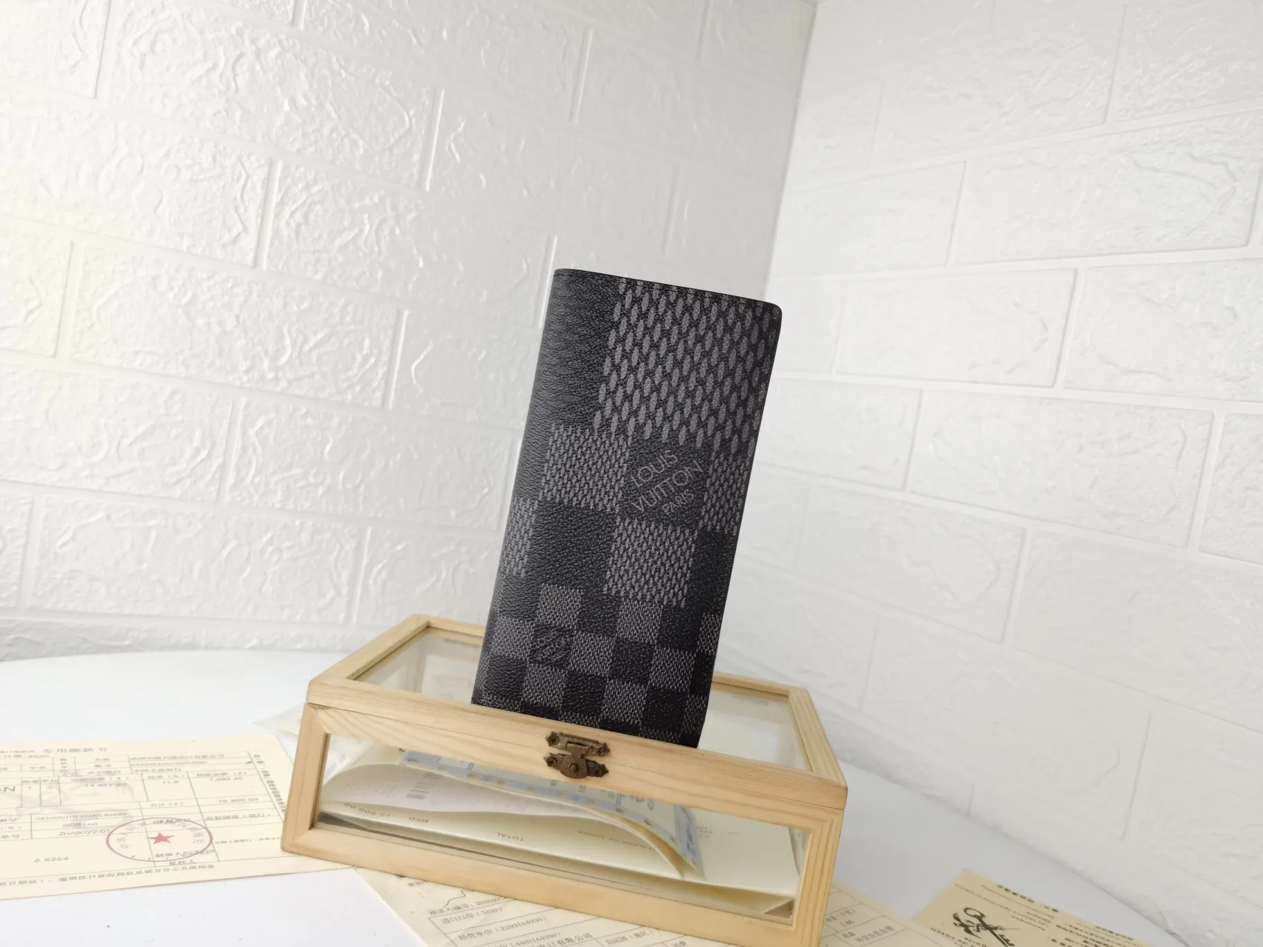P130💰Top original version💎【Real shot with home background】Model: N60435 Wallet Louis Vuitton's classic Brazza wallet uses Damier Graphite Pixel canvas material to highlight the digital style. The traditional Damier Graphite checkerboard pattern is presented in a subversive pixel form in 2019. It combines various pockets, compartments and credit card slots into one stylish and convenient bag. 62665