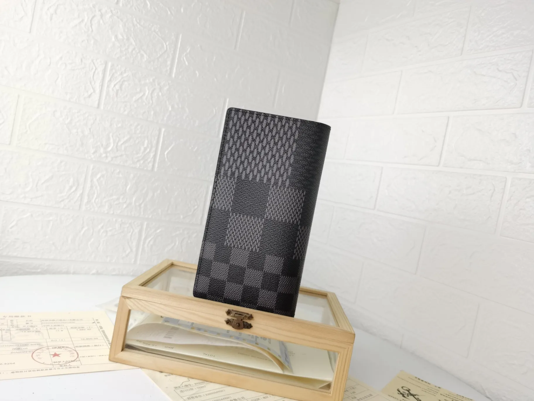 P130💰Top original version💎【Real shot with home background】Model: N60435 Wallet Louis Vuitton's classic Brazza wallet uses Damier Graphite Pixel canvas material to highlight the digital style. The traditional Damier Graphite checkerboard pattern is presented in a subversive pixel form in 2019. It combines various pockets, compartments and credit card slots into one stylish and convenient bag. 62665
