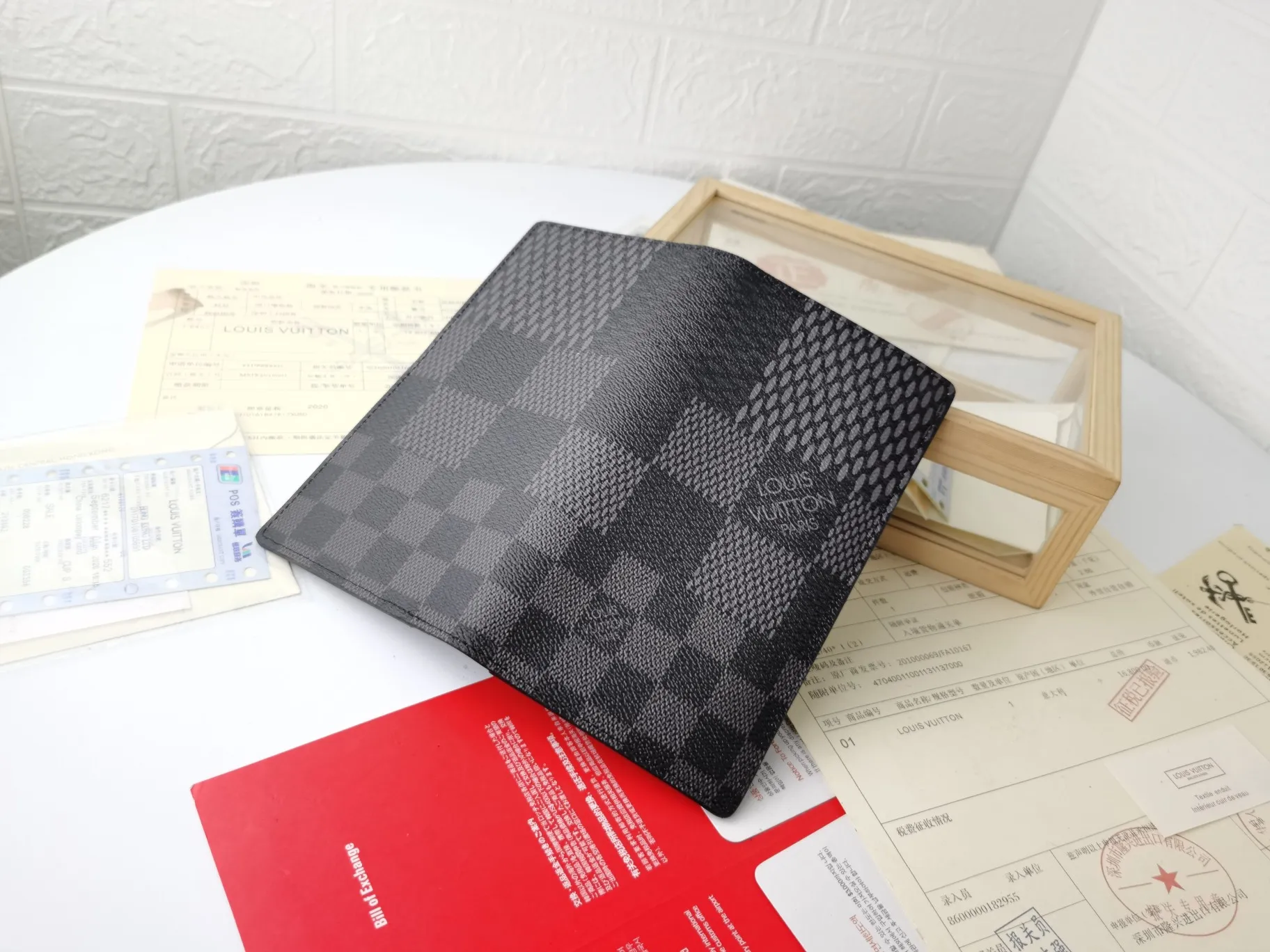 P130💰Top original version💎【Real shot with home background】Model: N60435 Wallet Louis Vuitton's classic Brazza wallet uses Damier Graphite Pixel canvas material to highlight the digital style. The traditional Damier Graphite checkerboard pattern is presented in a subversive pixel form in 2019. It combines various pockets, compartments and credit card slots into one stylish and convenient bag. 62665