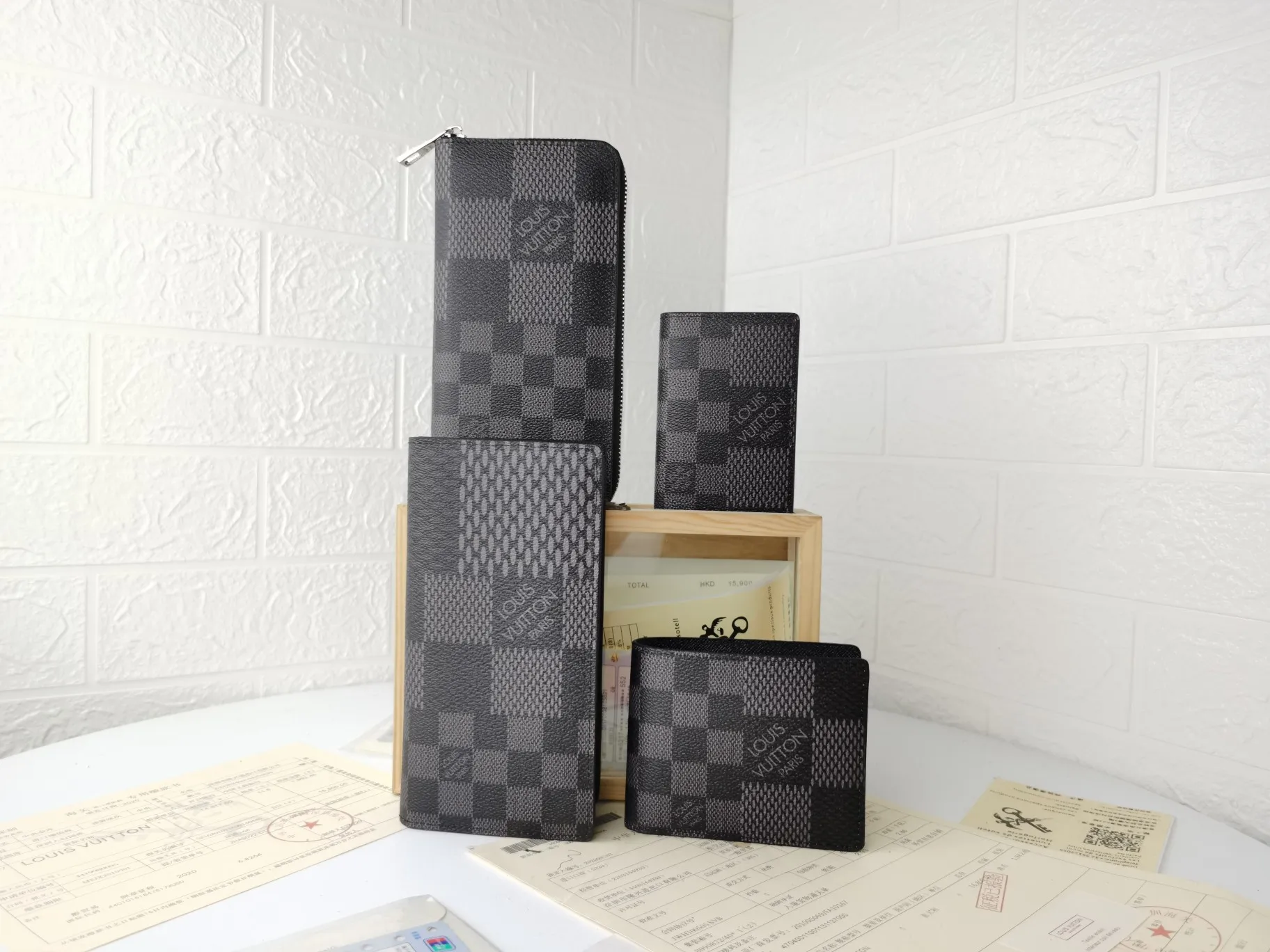 P130💰Top original version💎【Real shot with home background】Model: N60435 Wallet Louis Vuitton's classic Brazza wallet uses Damier Graphite Pixel canvas material to highlight the digital style. The traditional Damier Graphite checkerboard pattern is presented in a subversive pixel form in 2019. It combines various pockets, compartments and credit card slots into one stylish and convenient bag. 62665