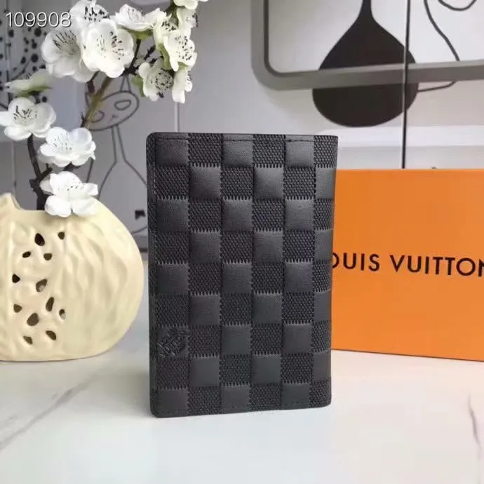 P100lv Wallet Coin Clip M60181 A must-have accessory for modern travelers, this coated canvas passport cover combines fashion and practicality. Equipped with four credit card slots and two convenient pockets for quick access to your passport. Dimensions: 10.0 x 14.0 x 2.5 cm ~