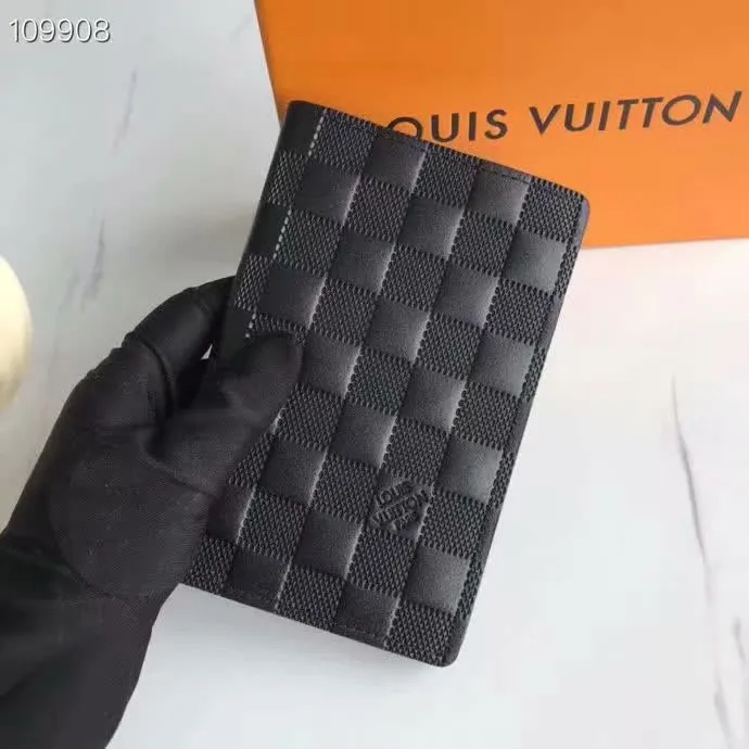 P100lv Wallet Coin Clip M60181 A must-have accessory for modern travelers, this coated canvas passport cover combines fashion and practicality. Equipped with four credit card slots and two convenient pockets for quick access to your passport. Dimensions: 10.0 x 14.0 x 2.5 cm ~