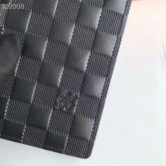 P100lv Wallet Coin Clip M60181 A must-have accessory for modern travelers, this coated canvas passport cover combines fashion and practicality. Equipped with four credit card slots and two convenient pockets for quick access to your passport. Dimensions: 10.0 x 14.0 x 2.5 cm ~