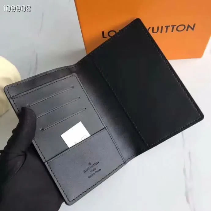 P100lv Wallet Coin Clip M60181 A must-have accessory for modern travelers, this coated canvas passport cover combines fashion and practicality. Equipped with four credit card slots and two convenient pockets for quick access to your passport. Dimensions: 10.0 x 14.0 x 2.5 cm ~