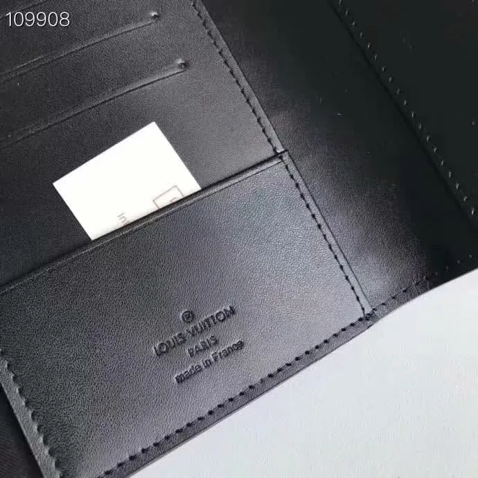 P100lv Wallet Coin Clip M60181 A must-have accessory for modern travelers, this coated canvas passport cover combines fashion and practicality. Equipped with four credit card slots and two convenient pockets for quick access to your passport. Dimensions: 10.0 x 14.0 x 2.5 cm ~